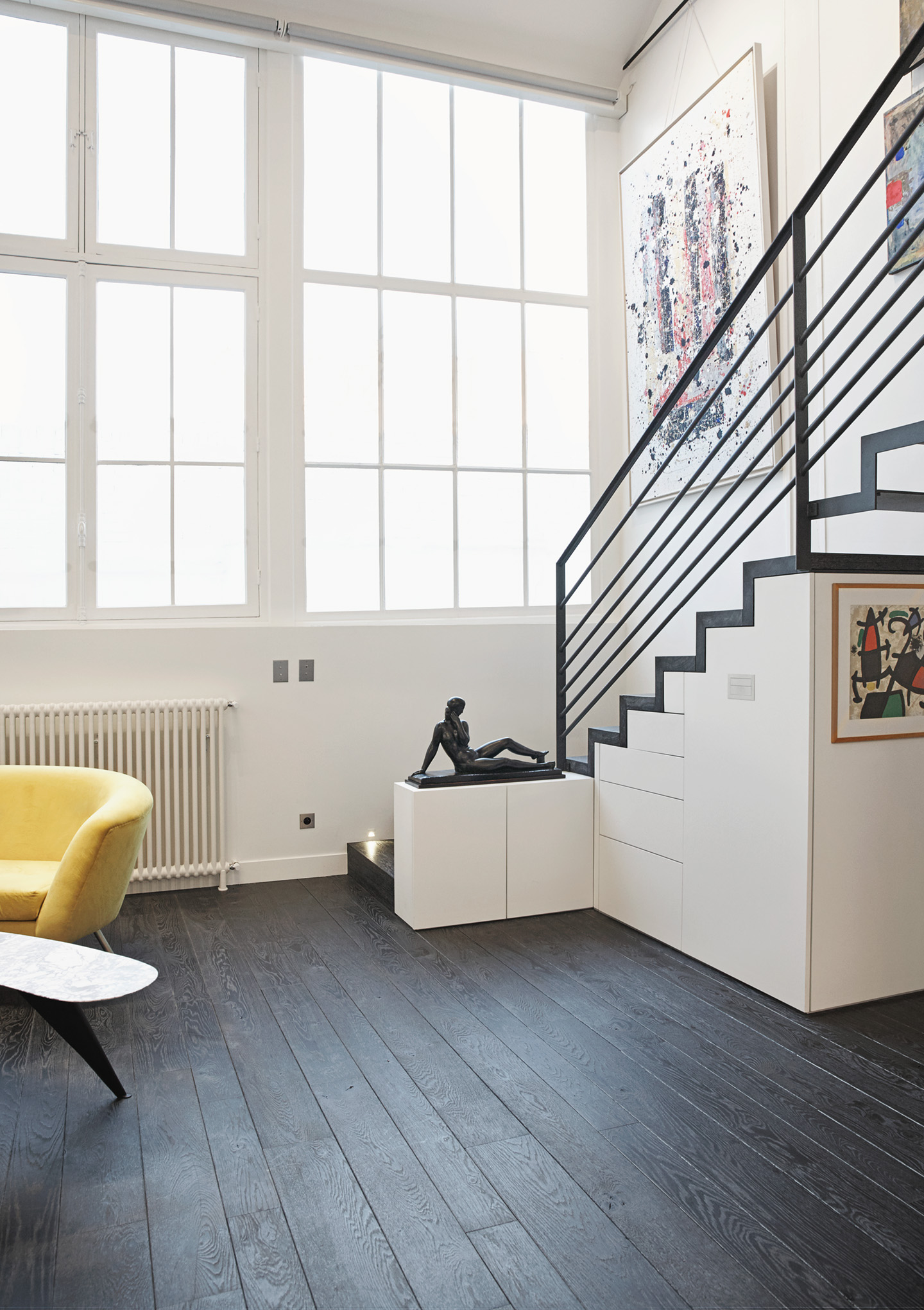 Escalier, rangement au design épuré en acier, chêne noir et laque