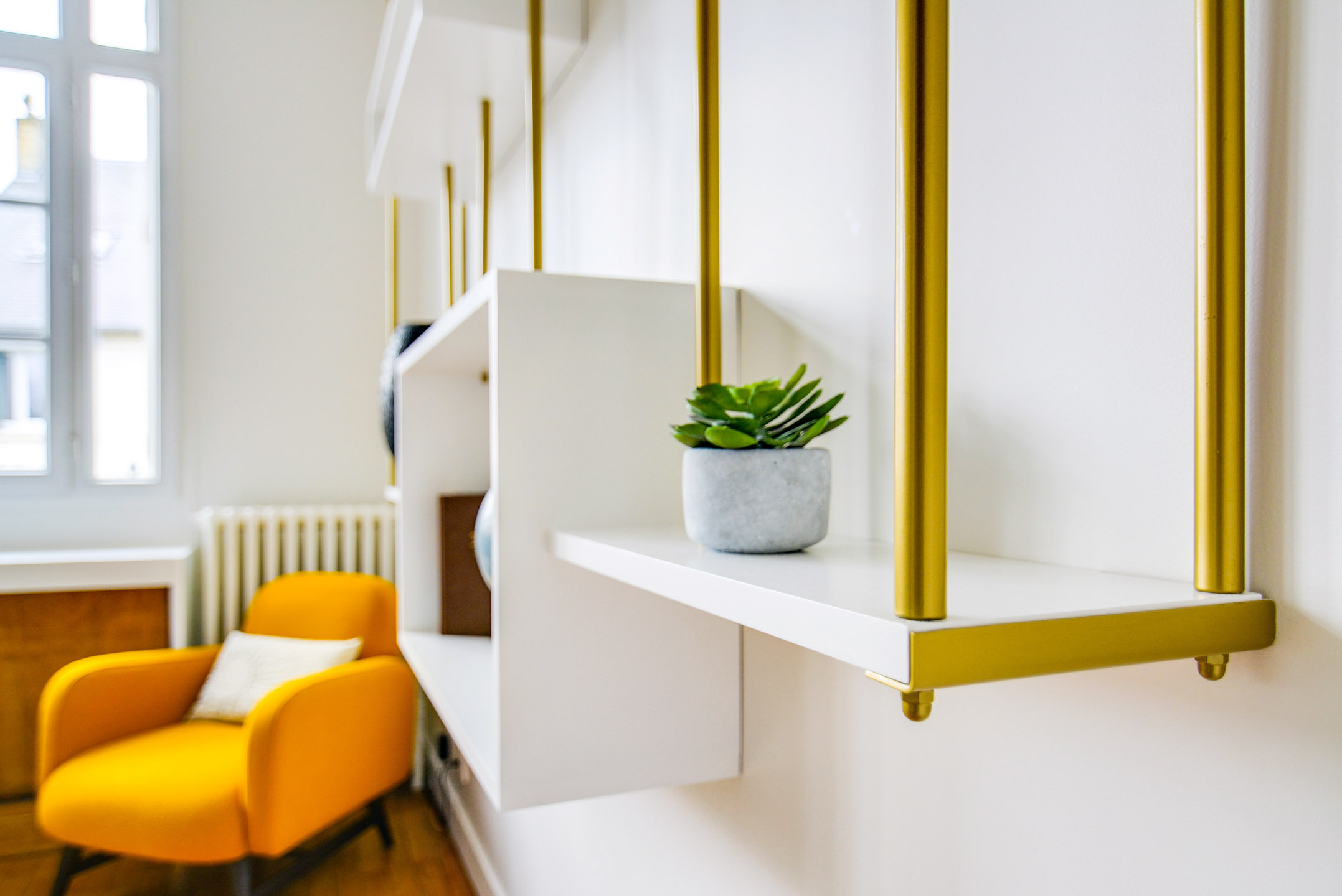 habillage mural avec niches en oberflex gougé