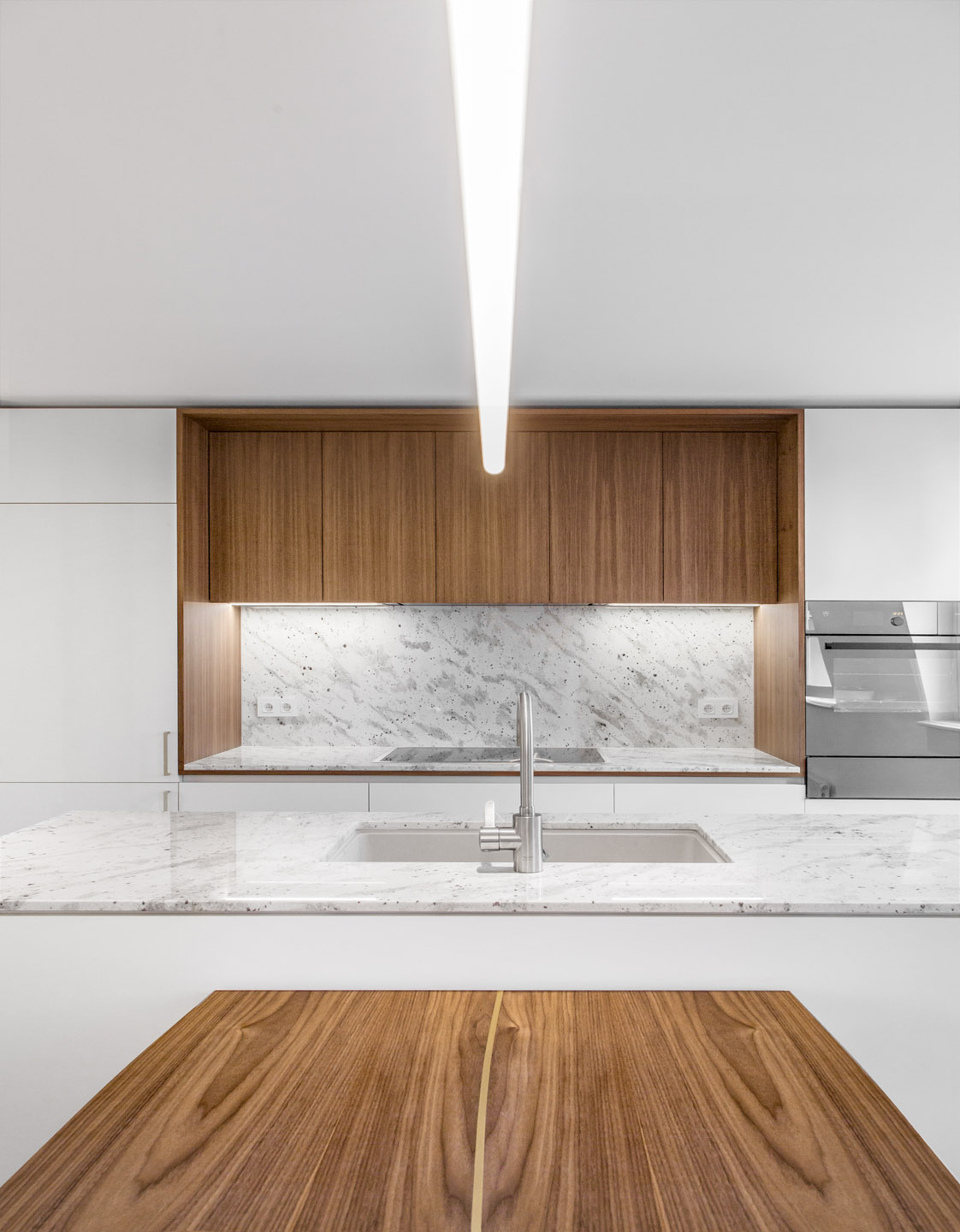 cuisine verrière en laiton et noyer